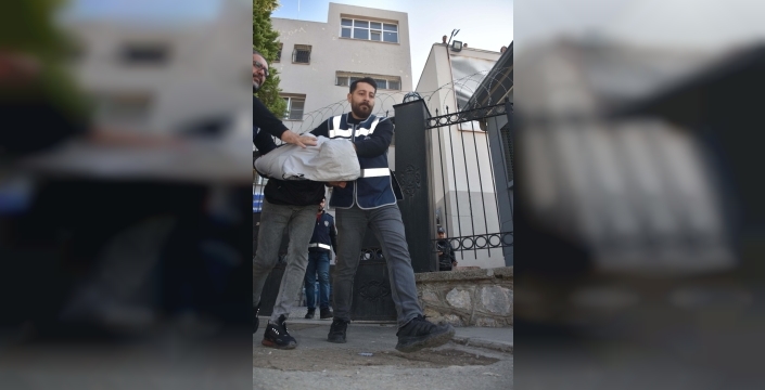 Çocuklarının boğazına bıçak dayayan baba, mahkemeden dönen tahliye kararıyla yeniden tutuklandı