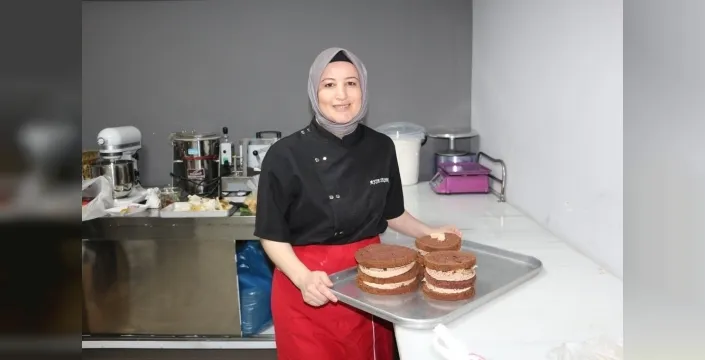 Çocukluk hayalini gerçekleştiren anne, pastacılıkla aile ekonomisine katkı sağlıyor