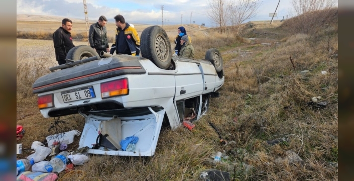 Çorum'da şok edici kaza: Cenaze yolunda araç tarlaya yuvarlandı, 2 kişi yaralandı