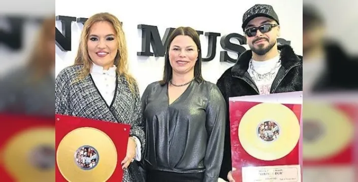 Demet Akalın ve Sefo'dan rekor kıran şarkıya Diamond Plak!