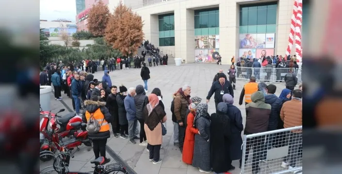 Denizli'de çılgın kampanya: Vatandaşlar gece yarısından itibaren market önünde 9 saat kuyrukta bekledi!