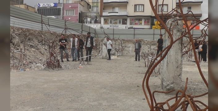 Depremde yıkılan apartmanın firari müteahhitlerine şok karar: 20 milyon TL güvence bedeliyle yakalama kararı kalkıyor!