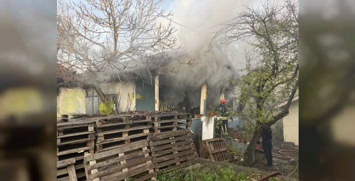 Derince'de ev alevlere teslim oldu: Yaşlı kadın yaralı!