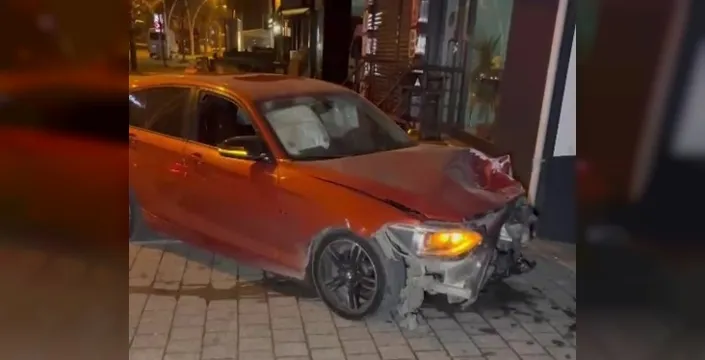 Düzce'de Kaza: Park Halindeki Araçlara Çarpan Otomobil Güvenlik Kamerasına Yakalandı