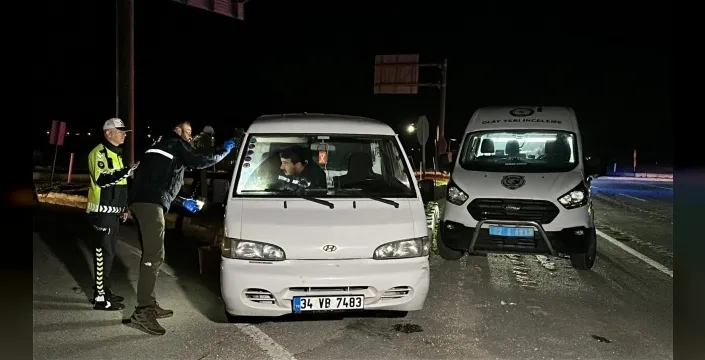 Edirne'de polisten kaçan minibüs kaza yaptı: 20 kaçak göçmen yakalandı