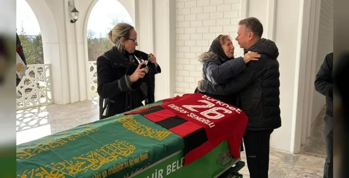 Efsane kaleci Doğan Şenoğlu sevenlerinin gözyaşlarıyla son yolculuğuna uğurlandı