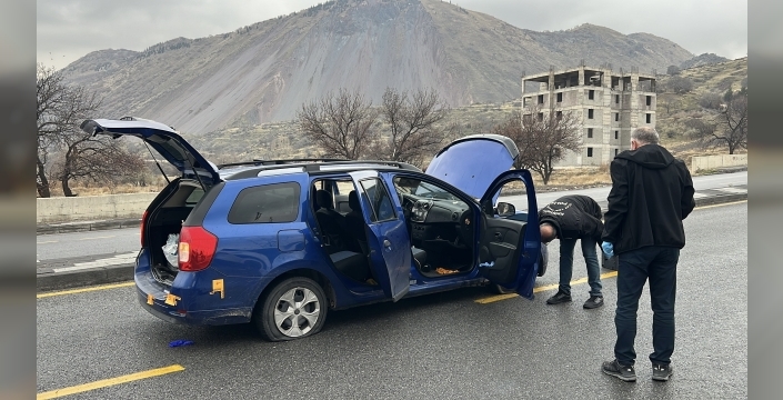 Ehliyetsiz sürücü polisten kaçarken lastiklerinden vuruldu, 3 kaza yaptı!