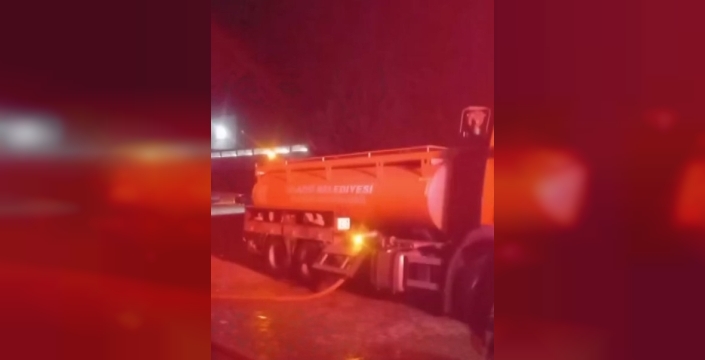 Elazığ'da yalıtım fabrikasında gece yangını: 16 kişi dumandan etkilendi, 1 itfaiye eri yaralandı