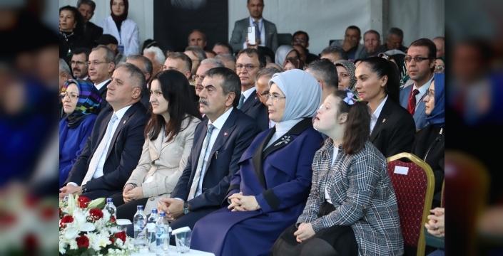Emine Erdoğan'dan ayrımcılığa ve bencilliğe karşı yürek burkan çağrı: 'Bizi biz yapan değerlere sarılmalıyız