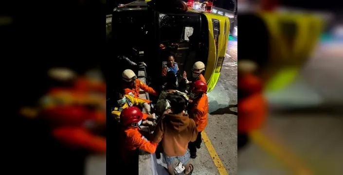 Endonezya'da yolcu otobüsü devrildi, 16 kişi hayatını kaybetti