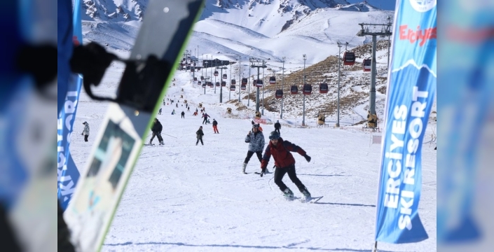 Erciyes'te kar coşkusu erken başladı: Yeni sezon görkemli törenle açıldı