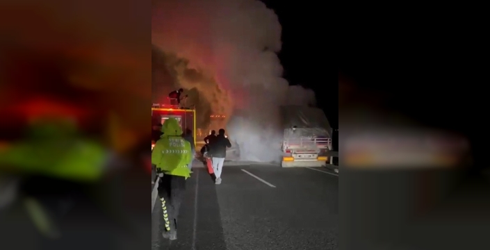 Erzincan'da seyir halindeki TIR aniden alev aldı, araç kullanılamaz hale geldi