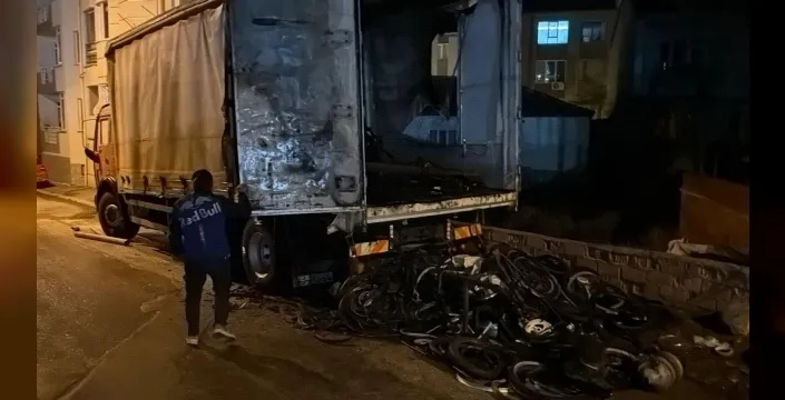 Eskişehir'de bisiklet dolu kamyon alev alev yandı