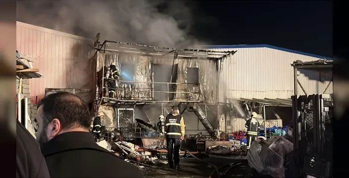 Gebze'de geri dönüşüm deposunda çıkan yangın kontrol altına alındı, bir işçi yaralandı