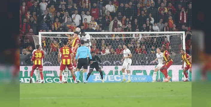 Gol krallığından savunma kahramanlığına: Onuachu, Trabzonspor'u 10 kişiyle kurtardı