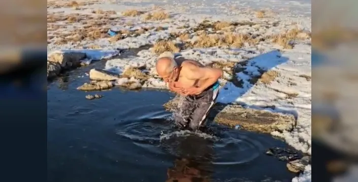 Göle'deki Zeki Ustaoğlu, kışın çıplak ayakla kar banyosu yapıyor