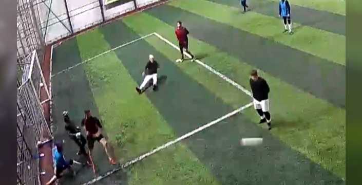 Halı sahada futbol oynarken kalp krizi geçiren Suriyeli hayatını kaybetti