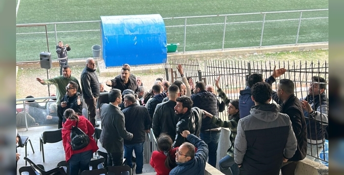 Hatay'da amatör maç sonrası tribünlerde pet şişe savaşı: Polis müdahalesiyle gerginlik önlendi
