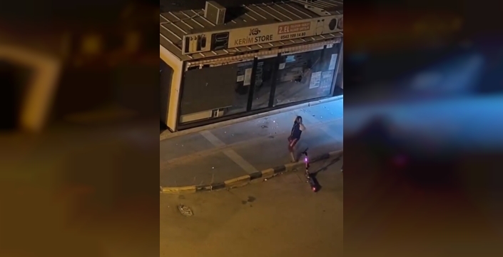 İskenderun'da dehşet anları: Psikolojik sorunları olduğu belirtilen şahıs park halindeki araçların ve iş yerlerinin camlarını kırdı
