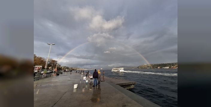 İstanbul Boğazı'nda görsel şölen: Gökkuşağı her iki yakayı renklendirdi