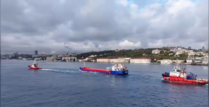 İstanbul Boğazı'nda tehlike atlatıldı: Arızalı gemi emniyetle demir sahasına çekildi