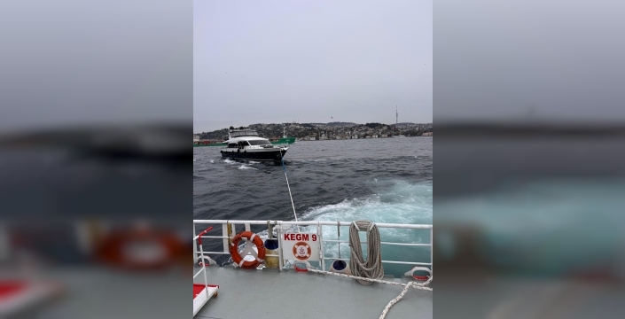 İstanbul Boğazı'nda tehlikeli anlar: Sürüklenen teknedeki 3 kişi kurtarıldı