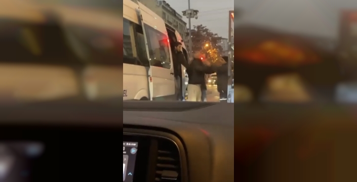İstanbul'da servis şoförünün kağıt toplayana yumruklu saldırısı güvenlik kamerasında