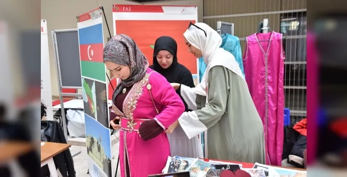 İzmir'de uluslararası öğrenciler, renkli bir kültür şöleniyle ülkelerini tanıttı