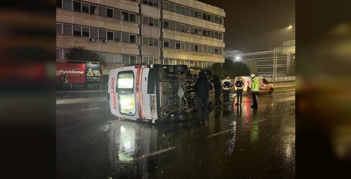 İzmit'te ambulans ve minibüs çarpıştı, 6 kişi yaralandı