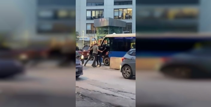 Kadıköy'de trafikte sopalı kavga kameraya böyle yansıdı!
