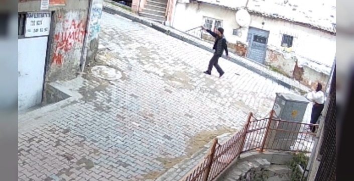Kağıthane'de dehşet: Eşini sokak ortasında darbedip başına silah dayadı, polis çağırın diye ağladı!