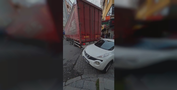 Kağıthane'de TIR faciası: Dar sokakta manevra yapan dev araç 3 otomobili adeta biçti!