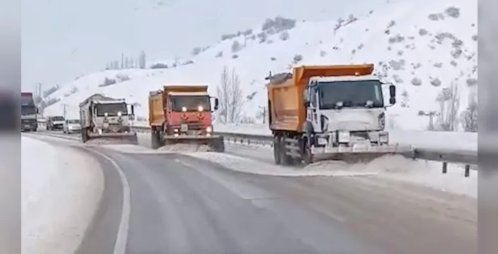 Kar yağışı nedeniyle Erzincan'da geçitlerde yoğun çalışma