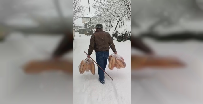 Kar yolları kesti, kahraman köylü ekmek dağıttı