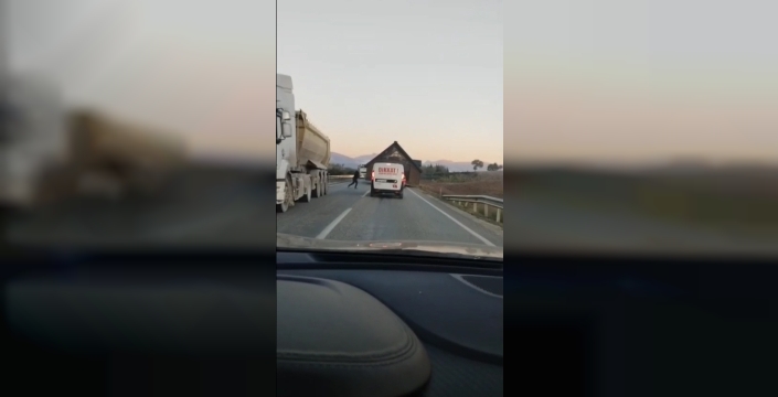 Karaisalı yolunda prefabrik ev kabusu: TIR trafiği felç etti