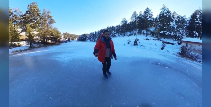 Kayak antrenöründen buz tutan gölde şaşırtan gösteri