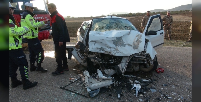 Kilis'te kafa kafaya çarpışma: 3 kişi yaralandı