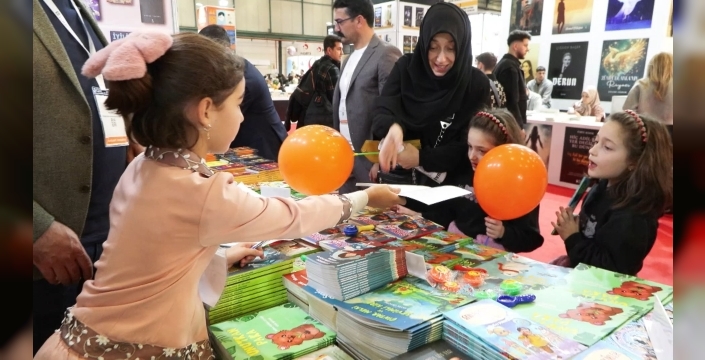 Kitap tutkunları 42. TÜYAP Fuarı'na akın etti: Fiyat artışlarına rağmen ilgi büyük