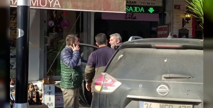 Kızına küfür edildiğini iddia eden şahıs, CHP Şile İlçe Başkanlığı önünde ortalığı karıştırdı: Gözaltına alındı