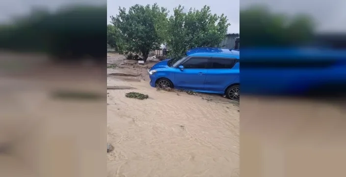 KKTC'de sel felaketi: Evler sular altında kaldı, yollar kapandı!