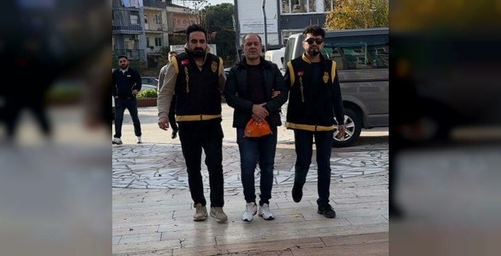 Komşu kandırmacasıyla saklandığı evden çıkan hükümlü, polislerin eline düştü!