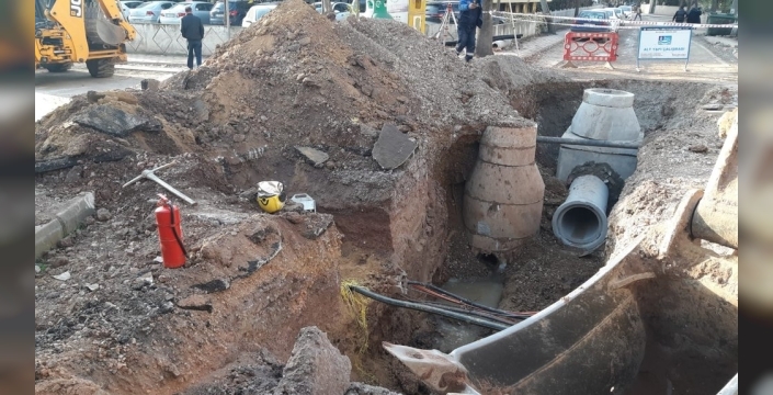 Körfez'de altyapı kazısı doğalgaz borusunu deldi: 3 sokak ve bir cadde gazsız kaldı