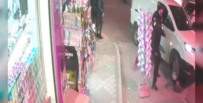 Küçükçekmece'de kaçan sürücü dehşet saçtı: Kadın aracın altında sürüklenerek ağır yaralandı