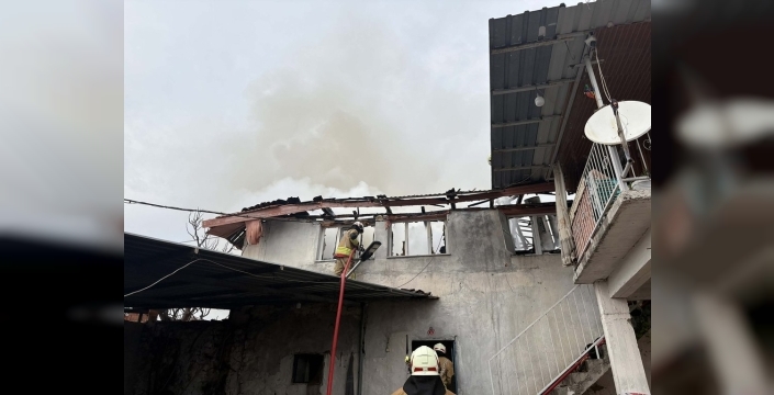 Kula'da 2 katlı ev alevlere teslim oldu