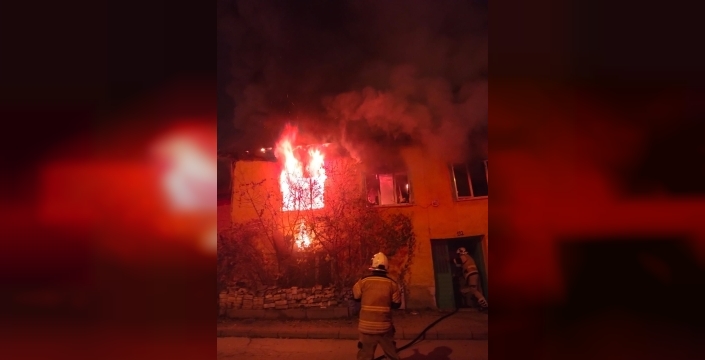 Kütahya'da ev yangınında acı kayıp: 83 yaşındaki anne hayatını kaybetti, kızı yaralandı