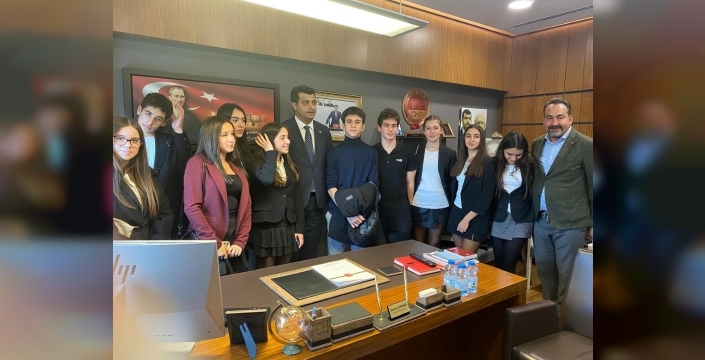 Lise öğrencilerinin enerji devrimi: Kendi enerjisini üreten binalar TBMM'ye sunuldu