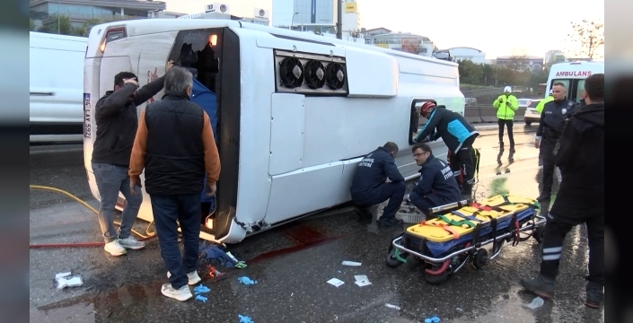 Maltepe D-100'de dehşet anları: Servis minibüsü devrildi, 1'i ağır 11 yaralı!