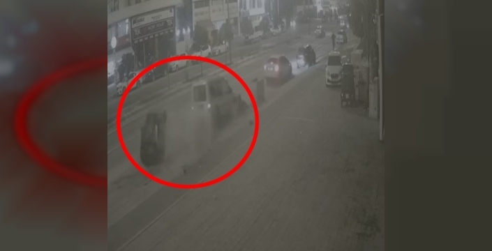 Midyat'ta park halindeki araca çarpma anı kamerada