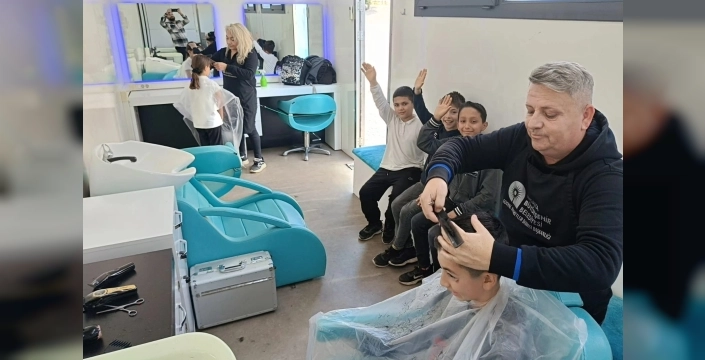 Mobil kuaför tırı, Elmalı ve Kaş'taki öğrencilere ücretsiz hizmet sundu