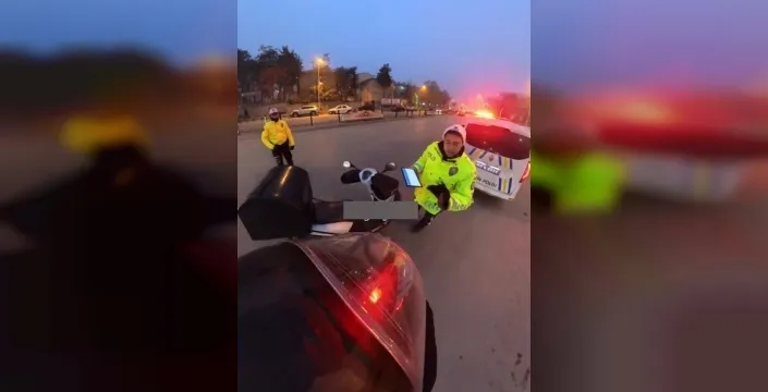 Muş'ta trafik polisi, soğuktan titreyen kuryeye eldivenlerini verdi